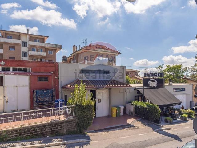 Locale in vendita di 317 m² in Via delle Cerquette, 56