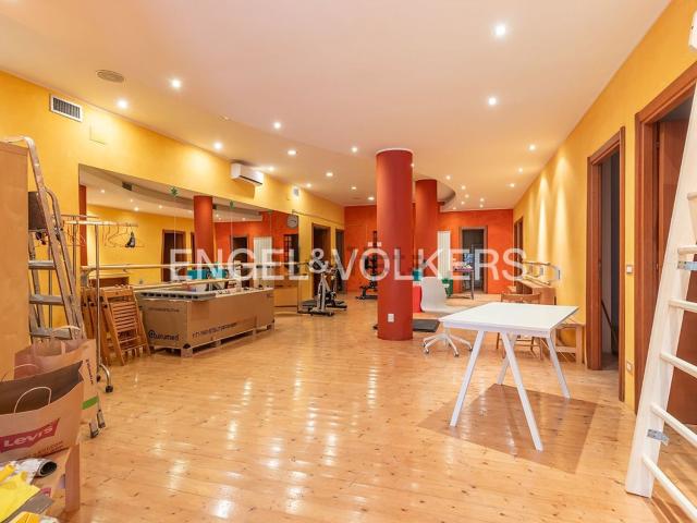 Locale in vendita di 318 m² in Via al Quarto Miglio