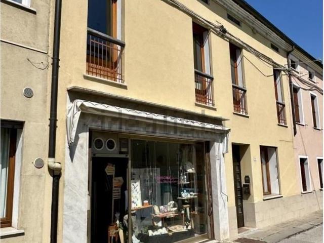 Locale in vendita di 31 m² in Via Terme, 58