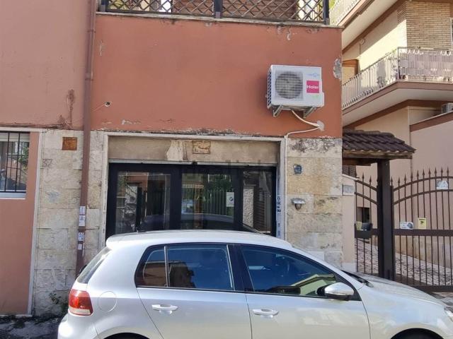 Locale in vendita di 31 m² in Via Bernardino Bernardini
