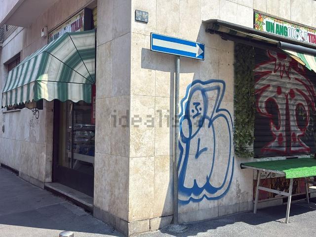Locale in vendita di 31 m² in Via Negroli, 14