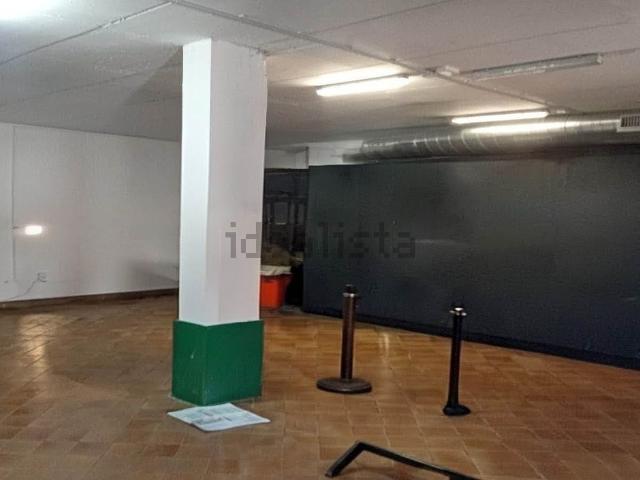 Locale in vendita di 320 m² in Via G. Amendola, 84