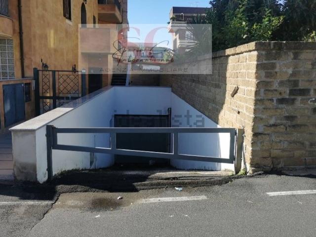 Locale in vendita di 320 m² in Via dei Prati, 1