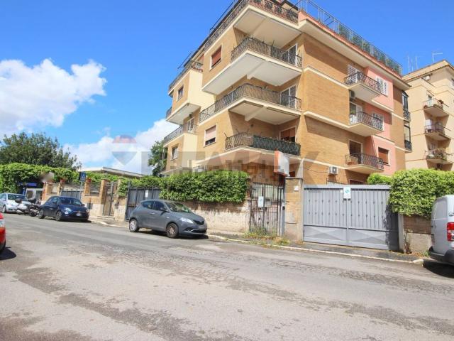 Locale in vendita di 320 m² in Via della Caffarelletta, 80