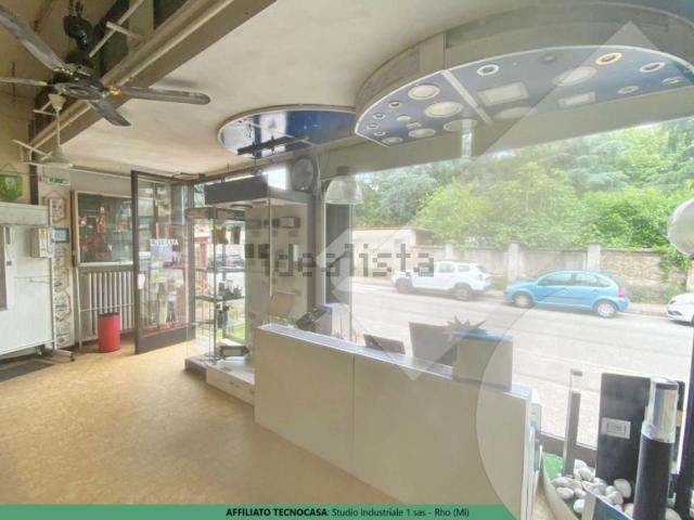 Locale in vendita di 320 m² in Via Luigi Cadorna, 31