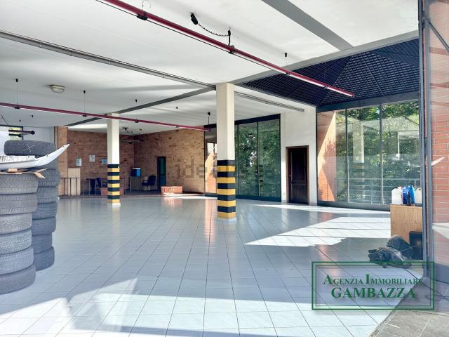 Locale in vendita di 320 m² in Via Parma, 45