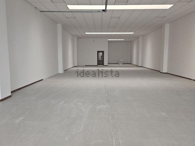 Locale in vendita di 320 m² in Via Ubertino Da Carrara
