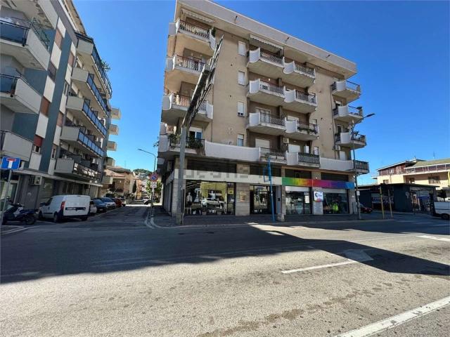 Locale in vendita di 320 m² in Corso Umberto I, 612