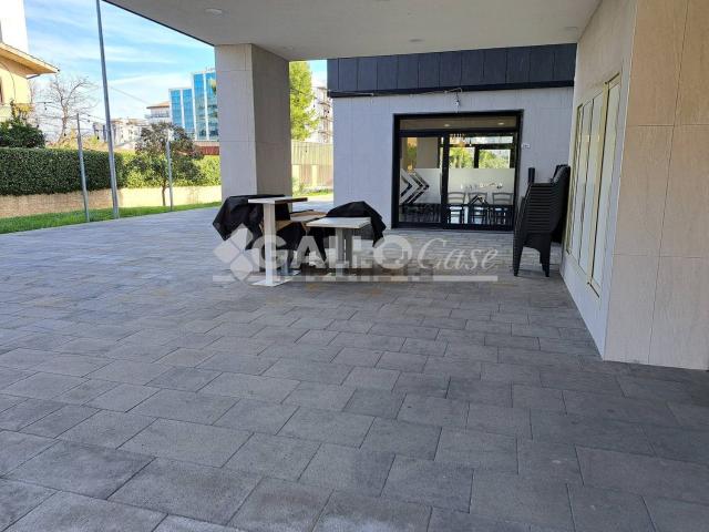 Locale in vendita di 323 m² in Via Enrico Fermi