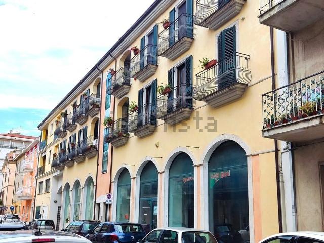 Locale in vendita di 324 m² in Via Giosuè Carducci, 101