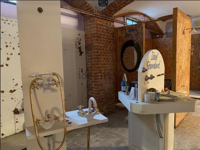 Locale in vendita di 324 m² in Via Guttuari, 41
