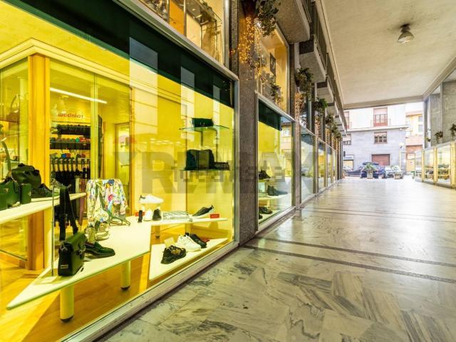 Locale in vendita di 324 m² in Galleria Leonardo da Vinci, 14