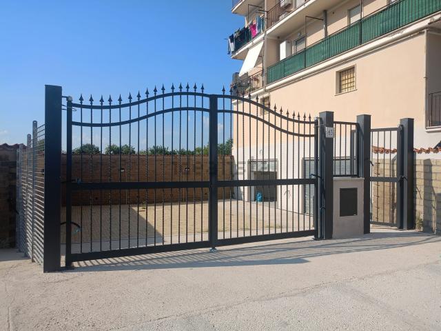 Locale in vendita di 325 m² in Via di Acqua Acetosa Anagnina, 64