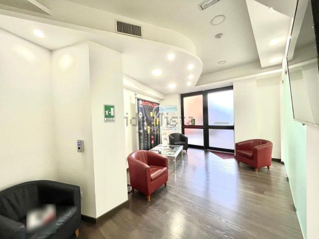 Locale in vendita di 325 m² in Via Ottavio Bottigliero, 1