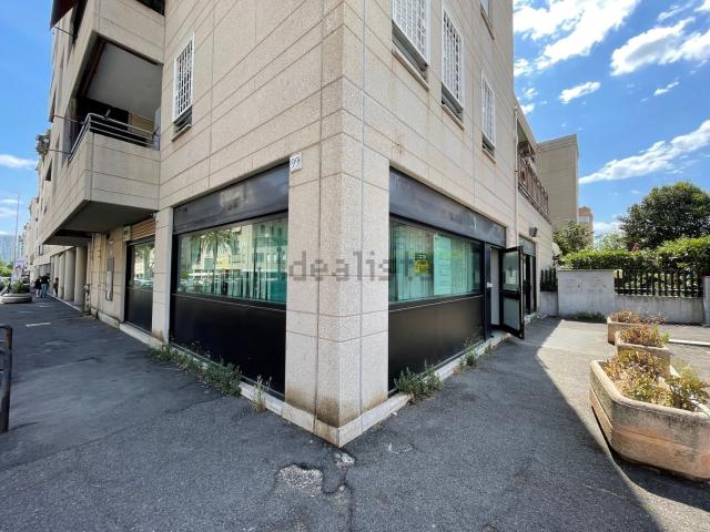 Locale in vendita di 325 m² in Viale Degli Astri, 101