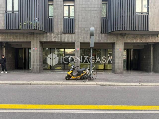 Locale in vendita di 326 m² in Viale Umbria, 52