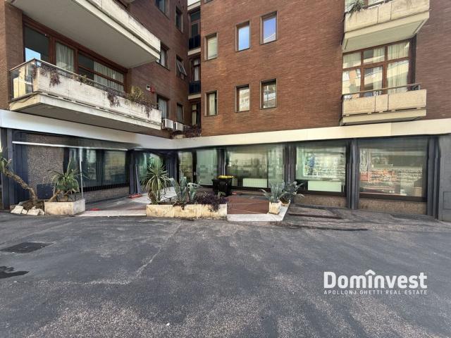 Locale in vendita di 327 m² in Via Giulio Venticinque