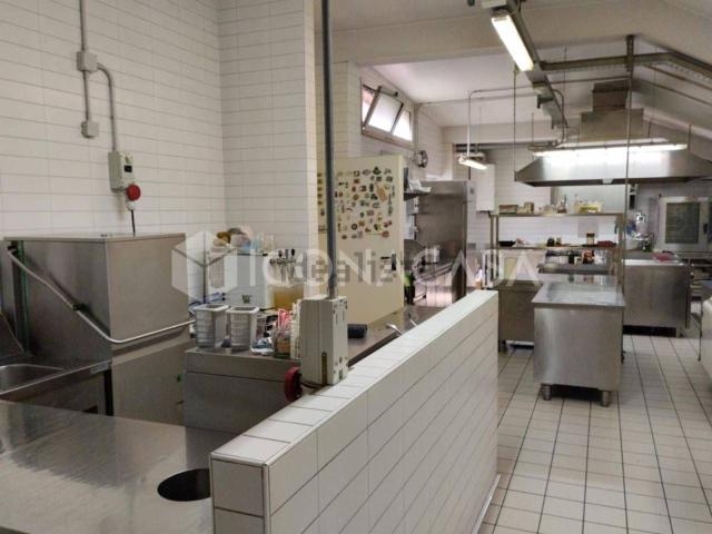 Locale in vendita di 328 m² in Via Antonio Gramsci, 6