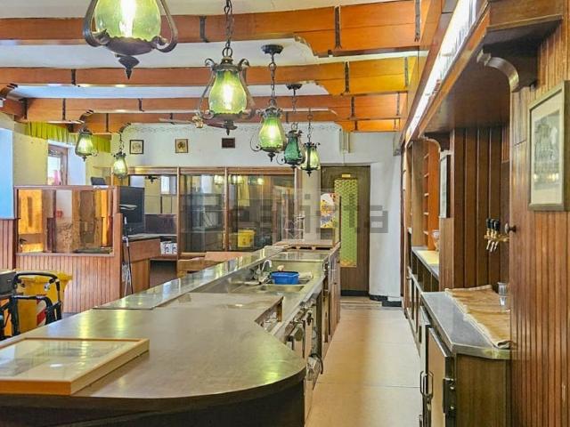 Locale in vendita di 328 m² in Località Dolina, 40