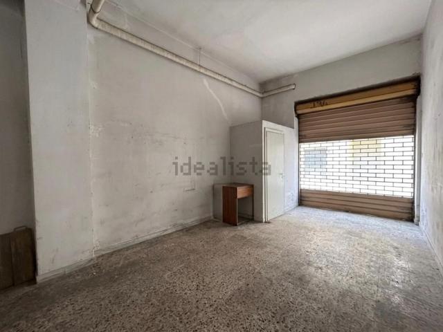 Locale in vendita di 32 m² in Via Vincenzo Petrone, 38