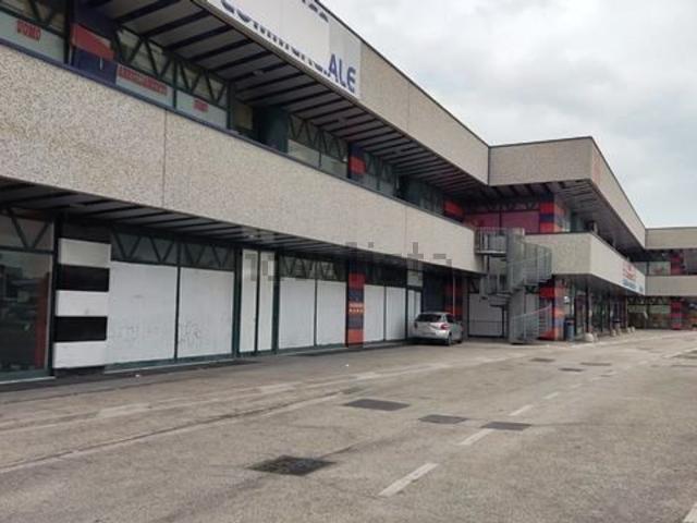 Locale in vendita di 3308 m² in Via Luigi Einaudi