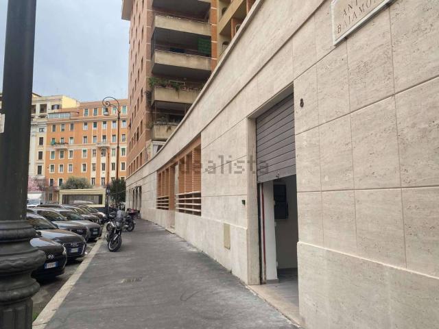 Locale in vendita di 330 m² in Via Antonio Baiamonti