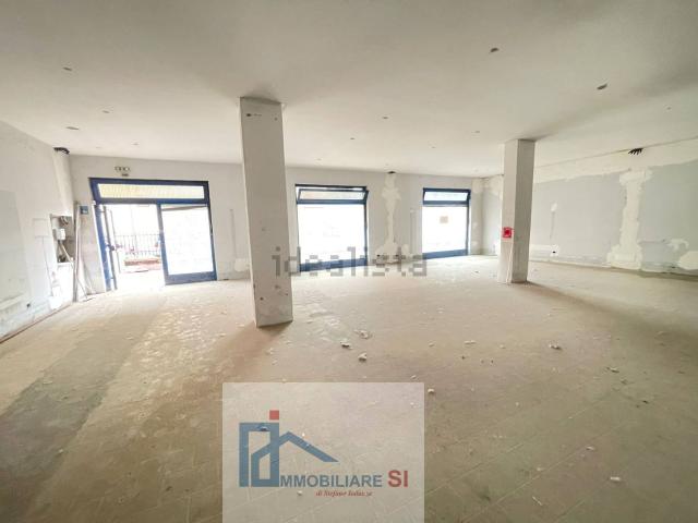 Locale in vendita di 330 m² in Via Giovan Battista Piranesi