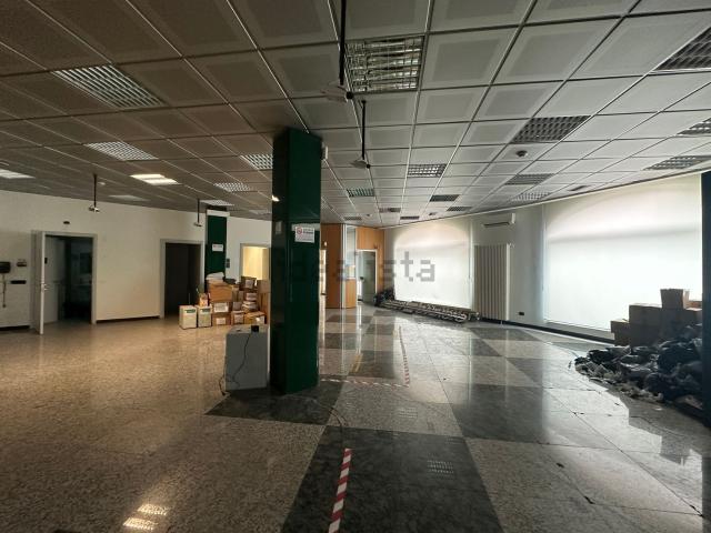 Locale in vendita di 330 m² in Via Dante Alighieri, 1