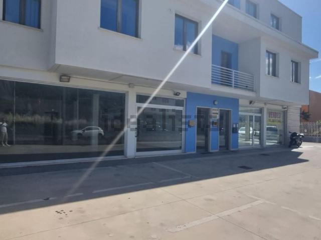 Locale in vendita di 330 m² in Via del Commercio, 18