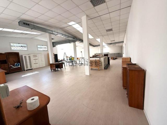 Locale in vendita di 330 m² in Via di Santa Passera
