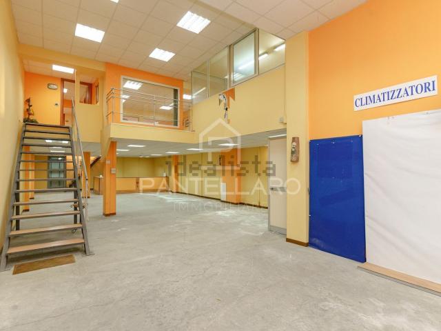 Locale in vendita di 330 m² in Via Sardegna, 52