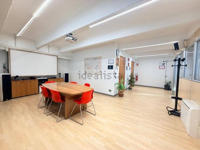 Locale in vendita di 330 m² in Via Palazzolo, 146