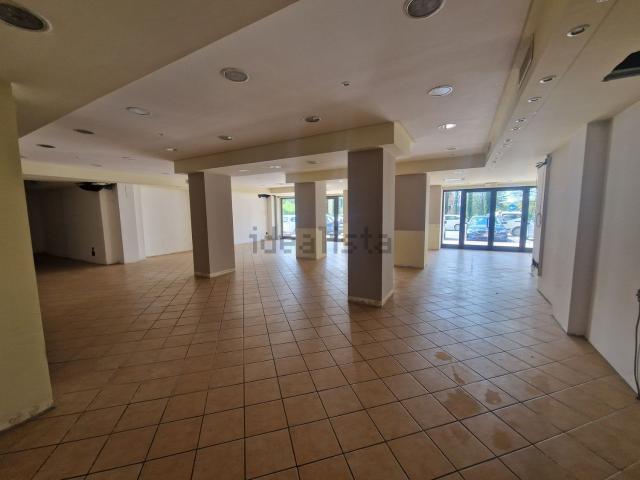 Locale in vendita di 330 m² in Via Ruggero D&apos Andreotto