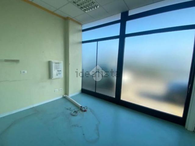 Locale in vendita di 330 m² in Via Vergnano, 87