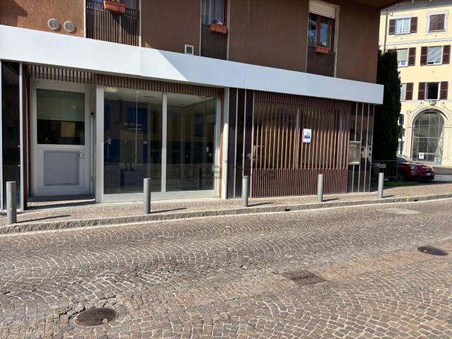 Locale in vendita di 337 m² in Piazza Don Carlo Gnocchi