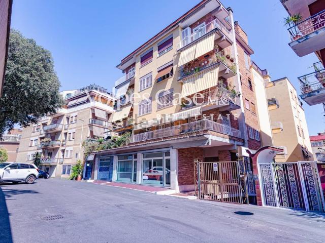 Locale in vendita di 339 m² in Via Domenico Comparetti, 22