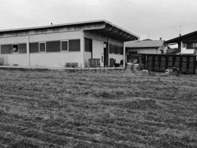 Locale in vendita di 339 m² in Via Oppioli