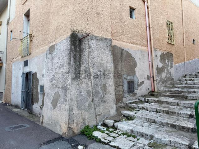 Locale in vendita di 37 m² in Via Nettuno, 51