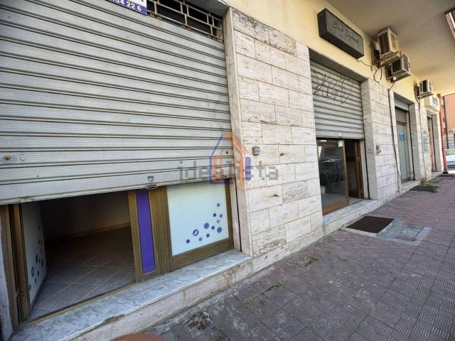 Locale in vendita di 37 m² in Viale Crotone, 8