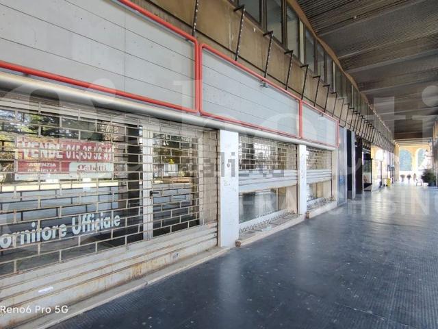 Locale in vendita di 3400 m² in Piazza Vittorio Veneto, 17