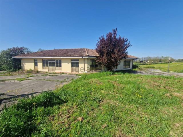 Locale in vendita di 340 m² in Via Cerreto