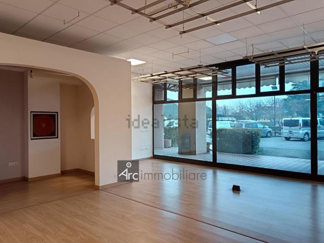 Locale in vendita di 340 m² in Via Vicenza, 50