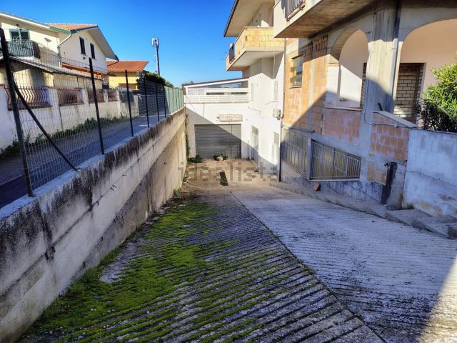 Locale in vendita di 340 m² in Contrada Villa Andreoli