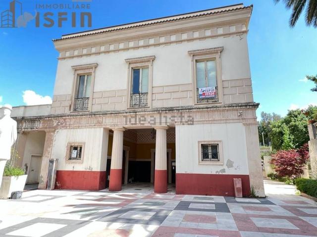 Locale in vendita di 343 m² in Via Alfonso Salfi