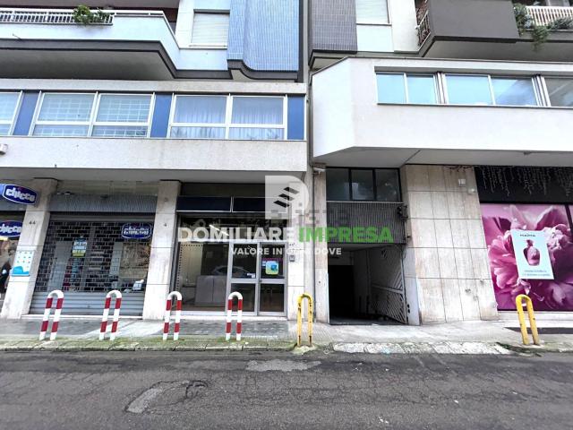 Locale in vendita di 345 m² in Via Cesare Battisti, 44