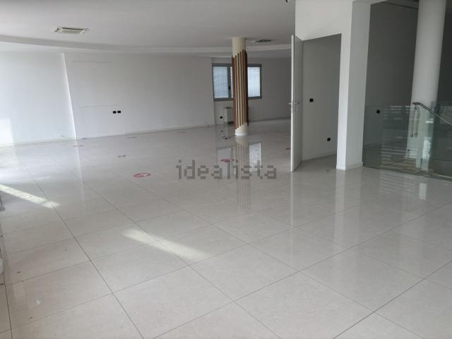 Locale in vendita di 347 m² in Via Trento