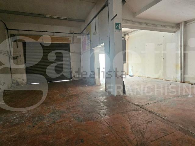 Locale in vendita di 348 m² in Via Vincenzo Piazza Martini, 2