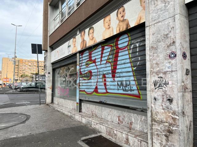 Locale in vendita di 349 m² in Via Teocrito, 54