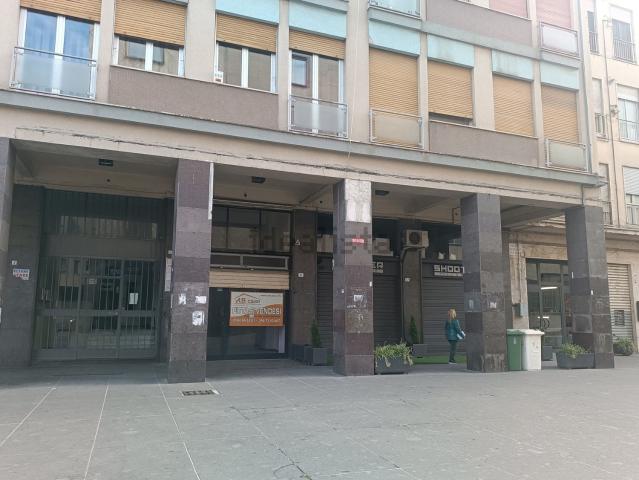 Locale in vendita di 34 m² in Piazza dei Bruzi, 6