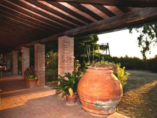 Locale in vendita di 350000 m² in Via di Greta, 3